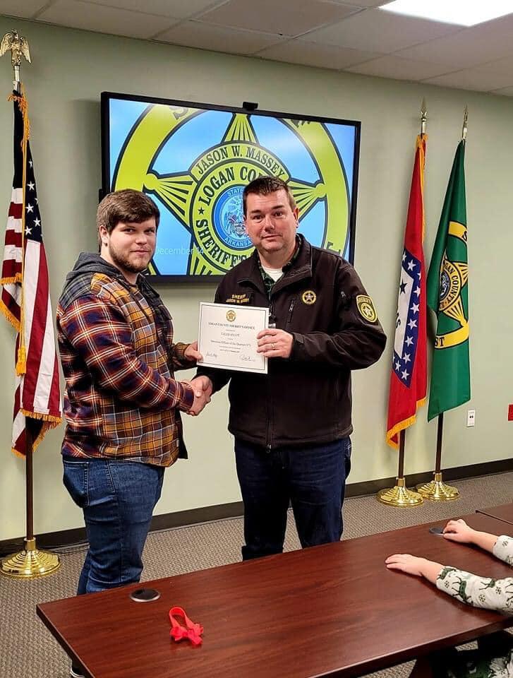 Detention Officer Hyatt receiving Award