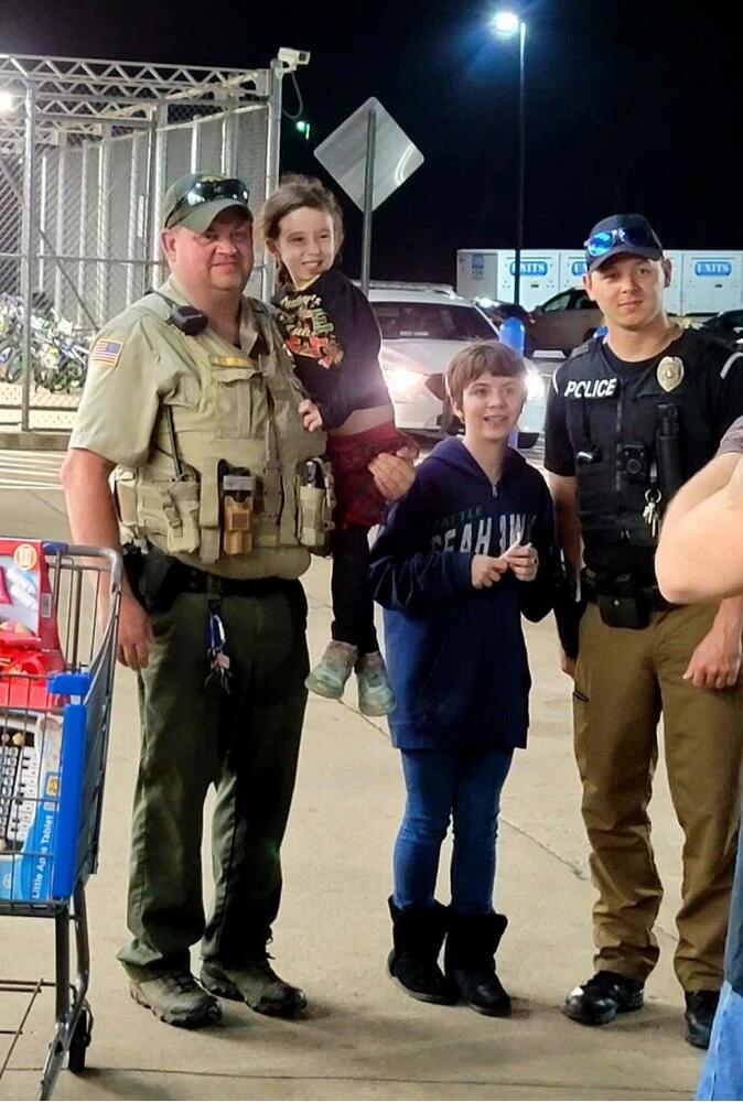 Shop with a Cop in Paris Walmart